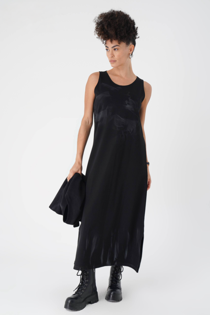 femeie purtând o rochie minimalistă neagră