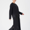 emeie purtând un set minimalist negru din rochie lungă și bluză