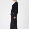 detaliu crăpătură laterală rochie și bluză strat set minimalist negru