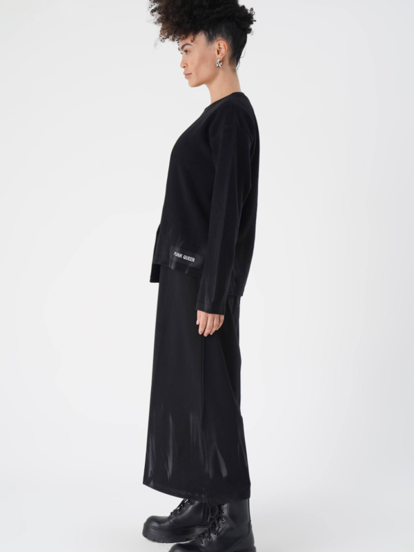 detaliu crăpătură laterală rochie și bluză strat set minimalist negru