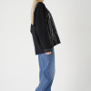 vedere din lateral, femeie purtând o bluză oversized neagră cu print artistic