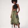 femeie purtând o fustă midi asimetrică verde cu tricou maieu negru