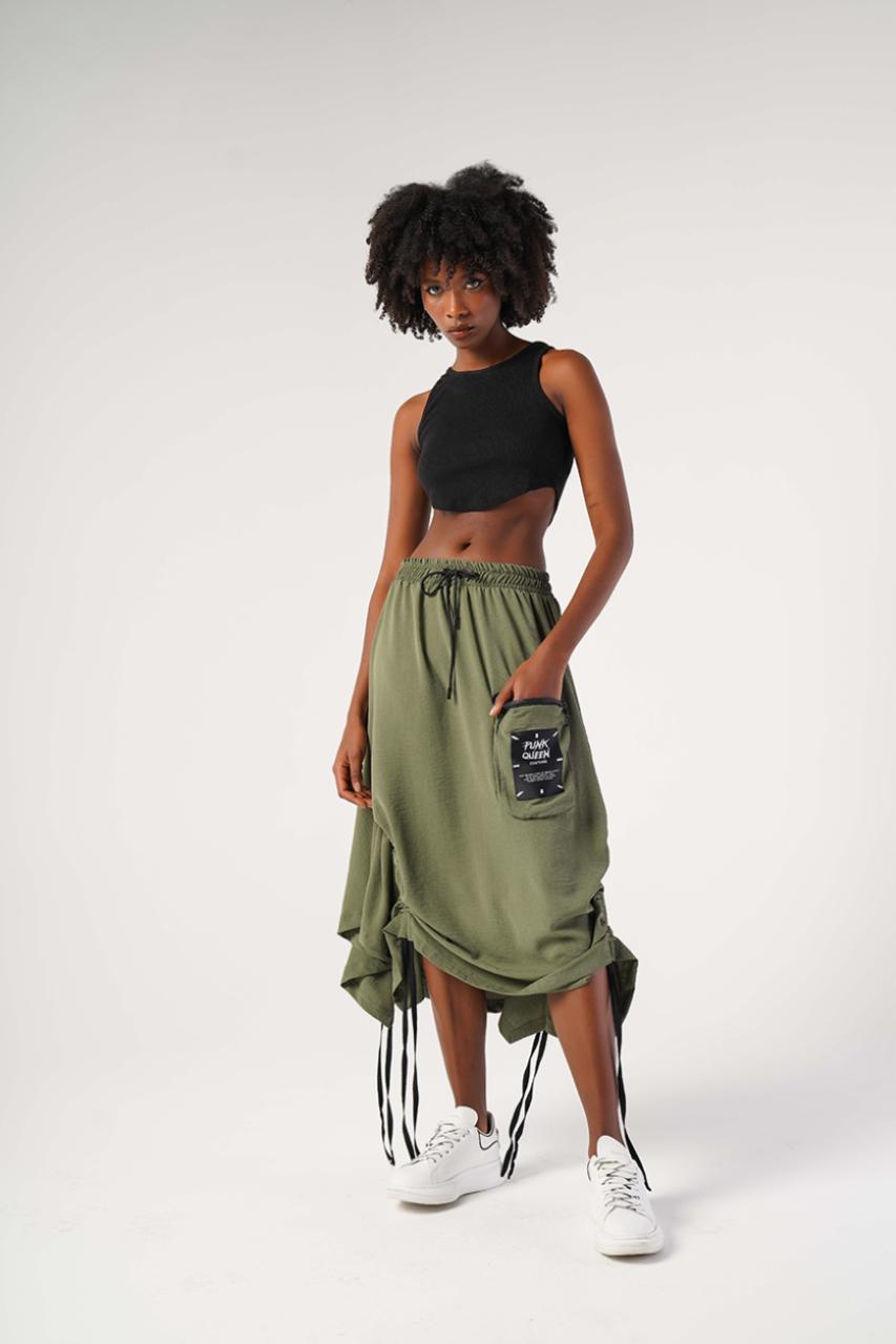 femeie purtând o fustă midi asimetrică verde cu tricou maieu negru