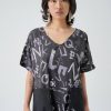 prim plan, femeie cu rochie grafică oversized neagră