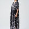 femeie purtând o rochie grafică oversized neagră cu sandale