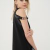 detaliu decupaje la umeri și accesorii rochie punk neagră