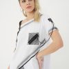 prim plan cu femeie purtând o rochie asimetrică albă