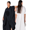 femeie purtând o rochie oversize tip cămașă neagră