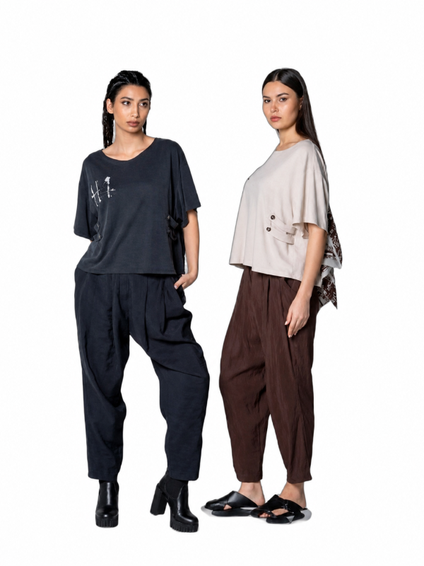 femeie purtând un tricou oversized antracit cu pantaloni largi