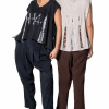 femeie purtând un tricou oversized antracit cu pantaloni