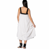 vedere din spate, femeie purtând o rochie midi oversized albă