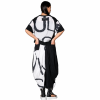 vedere din spate, femeie purtând un tricou oversized alb-negru