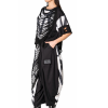 femeie purtând un tricou oversized alb-negru cu pantaloni