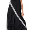 femeie purtând o rochie maxi oversized neagră cu sandale