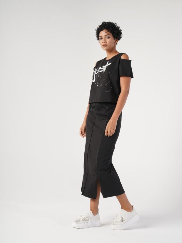 femeie purtând setul tricou și fustă midi negru