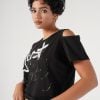 primplan femei purtând set tricou și fusta midi, negru